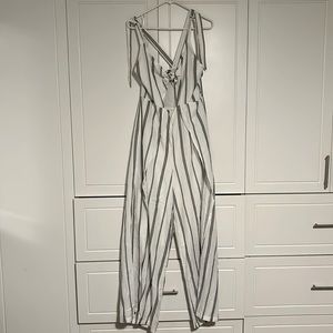 Lightly worn white/black striped jumper. Cut-out on top and billowy legs. Sz XL.